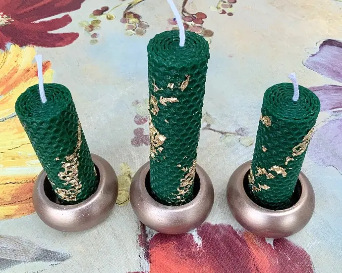 Set 3 lumânări fagure handmade, verde intens cu foiță aurie, mici