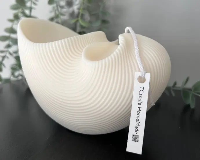 Lumânare decorativă albă din ceară naturală de soia, formă melc – Shell Snail