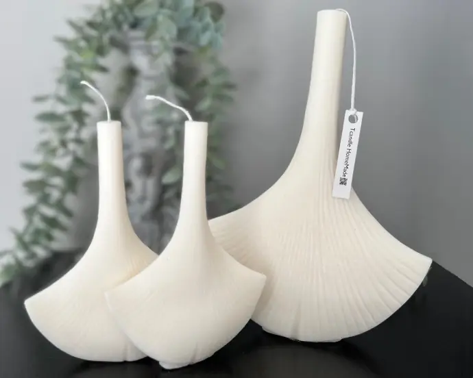 Set 2 lumânări decorative albe din ceară naturală de soia, formă frunze Ginkgo Leaf