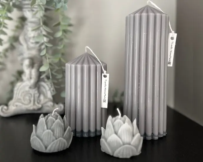 Set 2 lumânări cilindrice striate handmade, cu flori lotus, gri - decorative