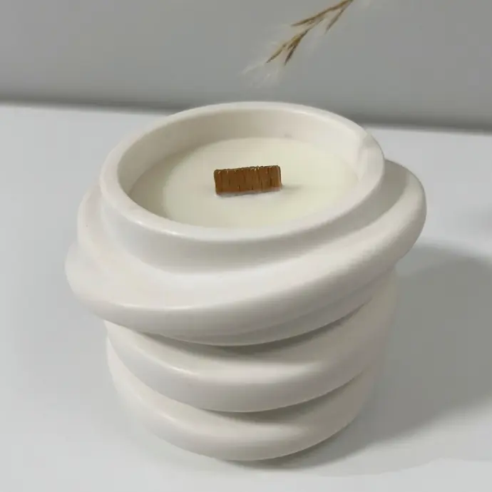 Lumânare în recipient decorativ alb spiralat din Jesmonite