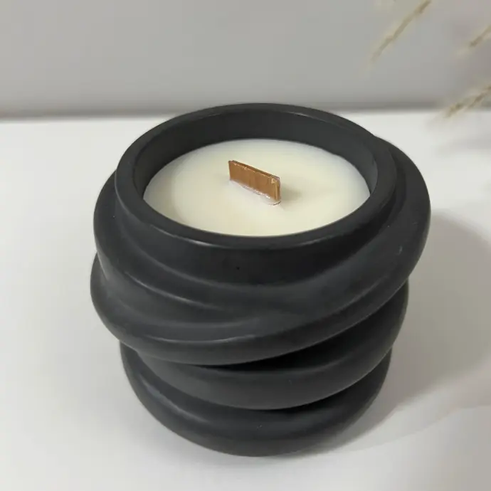 Lumânare în recipient decorativ gri spiralat din Jesmonite