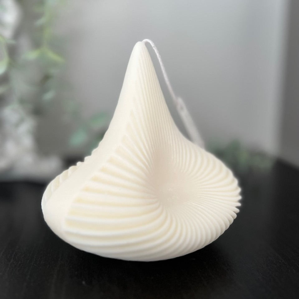 Lumânare ornamentală din ceară de soia naturală, cu design spiralat, de culoare albă.