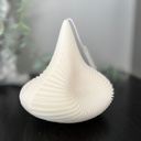 Lumânare ornamentală din ceară de soia naturală, cu design spiralat, de culoare albă.