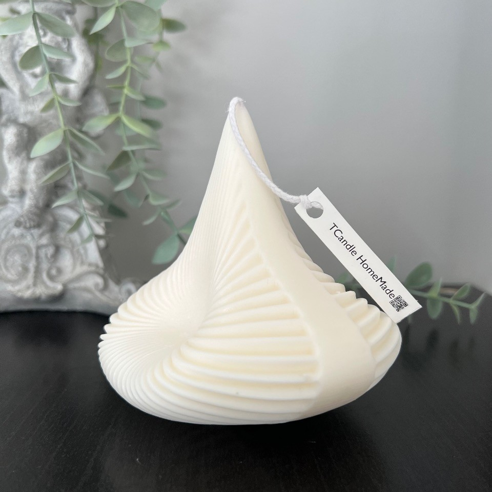 Lumânare albă din ceară naturală de soia, cu un design spiralat elegant.