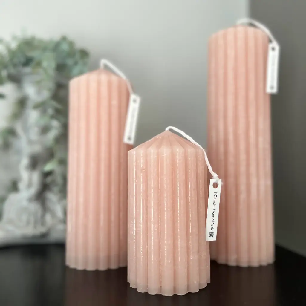 Set de trei lumânări decorative cilindrice striate parafina culoare crem gheață