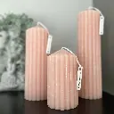 Set de trei lumânări decorative cilindrice striate parafina culoare crem gheață