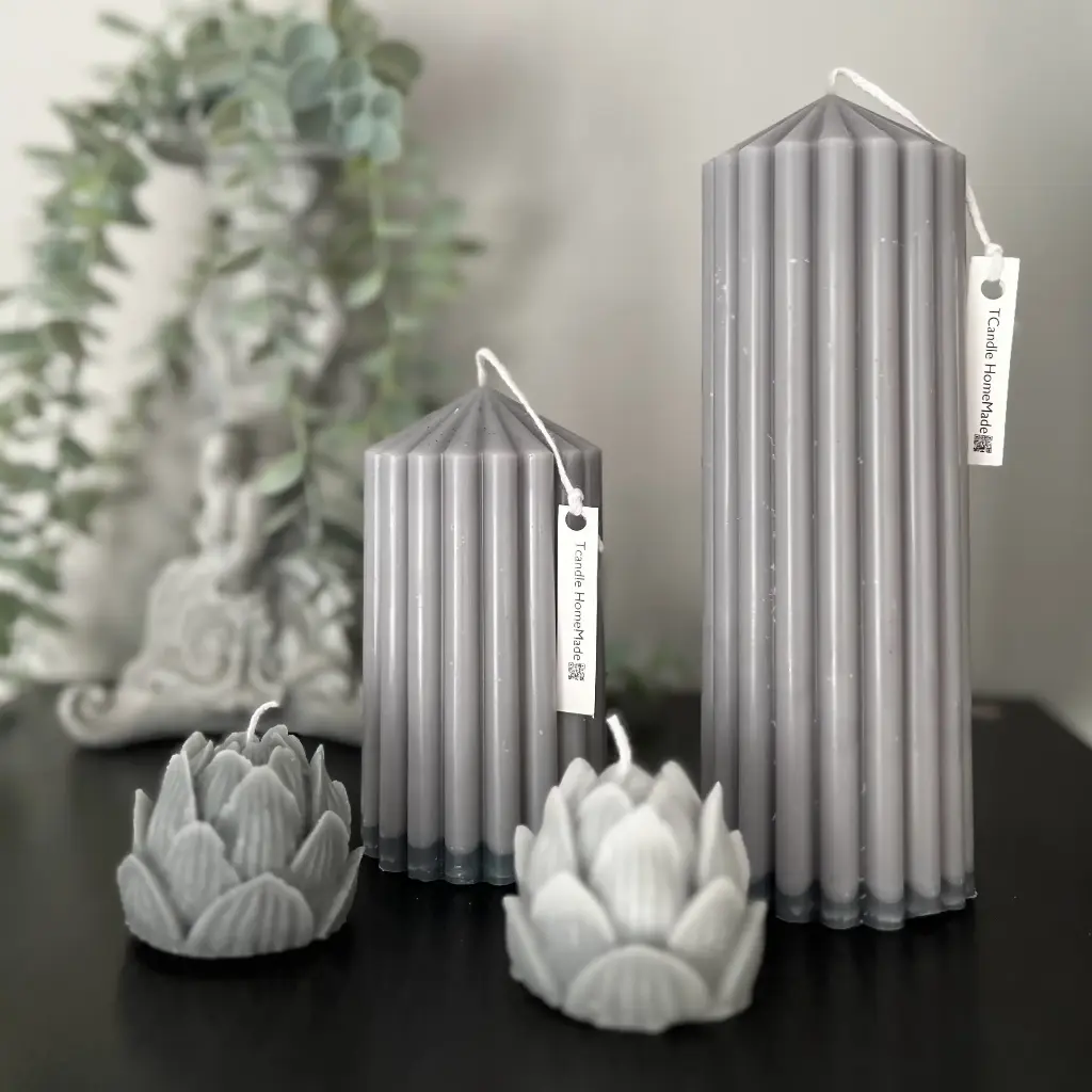 Set patru lumânări decorative cilindrice striate flori lotus gri