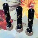 Set de trei lumânări din ceară de albine, model fagure, negru, cu foiță aurie, mari, și suporți aurii eleganți