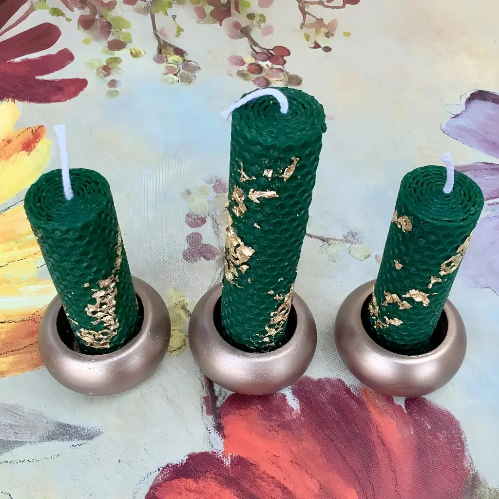 Set de trei lumânări din ceară de albine, model fagure, verde intens cu foiță aurie, mici, cu suporți aurii eleganți