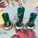 Set de trei lumânări din ceară de albine, model fagure, verde intens cu foiță aurie, mici, cu suporți aurii eleganți
