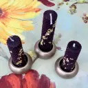 Set de trei lumânări din ceară de albine, model fagure, mov intens cu foiță aurie, mici, cu suporți aurii eleganți