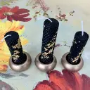 Set de trei lumânări din ceară de albine, model fagure, negre cu foiță aurie, mici, cu suporți aurii eleganți