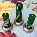 Set de trei lumânări din ceară de albine, model fagure, verde ocru cu foiță aurie, mici, cu suporți aurii eleganți
