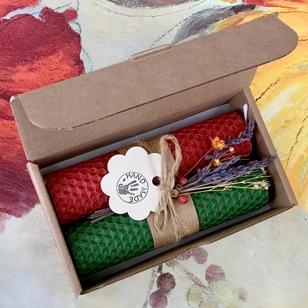 Set de două lumânări din ceară de albine, model fagure, roșu și verde, ambalate în cutie de carton