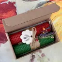 Set de două lumânări din ceară de albine, model fagure, roșu și verde, ambalate în cutie de carton