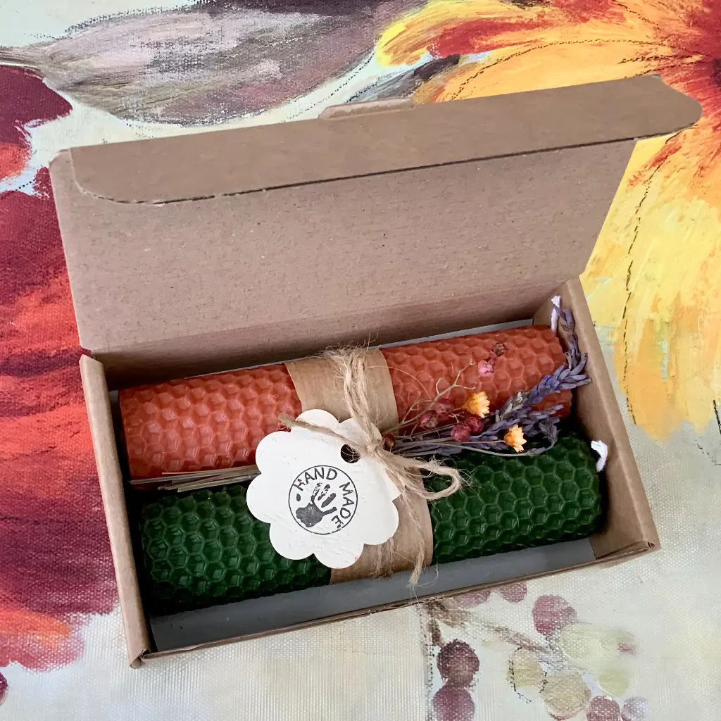 Set de două lumânări din ceară de albine, model fagure, portocaliu și verde, ambalate în cutie de carton