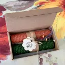 Set de două lumânări din ceară de albine, model fagure, portocaliu și verde, ambalate în cutie de carton