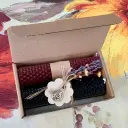 Set de două lumânări din ceară de albine, model fagure, grena și negru, ambalate în cutie de carton