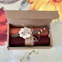 Set de două lumânări din ceară de albine, model fagure, grena și portocaliu, ambalate în cutie de carton