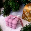 Lumânare Crăciun cub bubble mov mare, ambalată în cutie aurie, ideală pentru un cadou festiv elegant