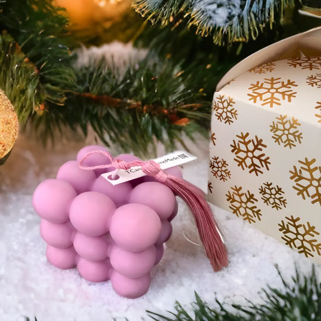 Lumânare Crăciun cub bubble mov mare, ambalată în cutie albă, perfectă pentru decor de sărbători sau cadou