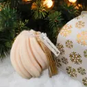 Lumânare ceară soia spirală parfumată decor ciucure auriu și Cutie cadou alba fulgi de nea