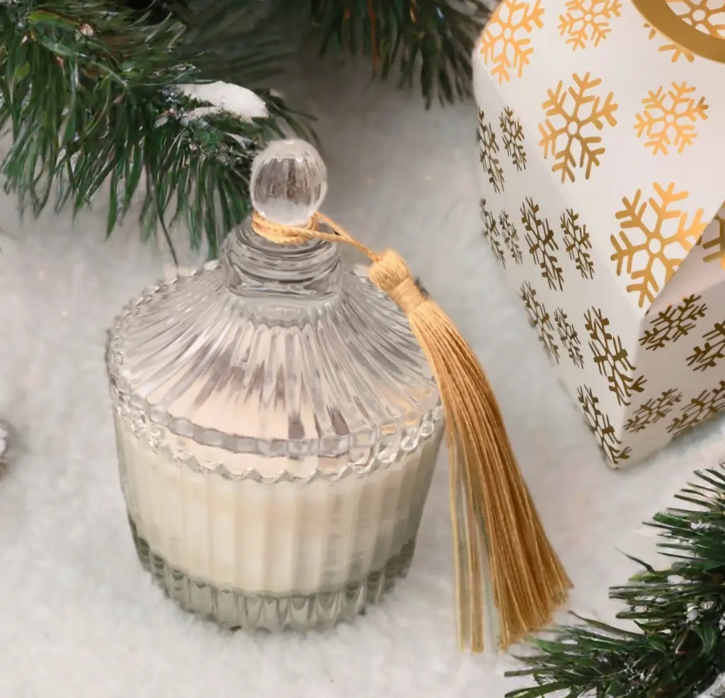 Lumânarea de Crăciun bombonieră din ceară de soia, ambalată elegant într-o cutie albă decor fulgi de nea, perfectă pentru sărbători