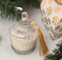 Lumânarea de Crăciun bombonieră din ceară de soia, ambalată elegant într-o cutie albă decor fulgi de nea, perfectă pentru sărbători