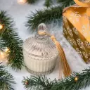 Lumânarea de Crăciun bombonieră cu parfum de lavandă, ambalată într-o cutie cadou aurie decor fulgi de nea pentru un cadou festiv deosebit