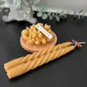 Set de două lumânări pentru sfeșnic și un buchet de flori, realizate din ceară de albine