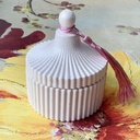 Lumânare bombonieră ceramică alb sidefat ceară naturală soia parfum lavandă