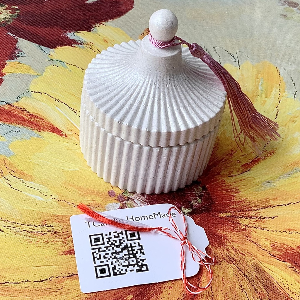 Lumânare Mărțișor alb sidefat bombonieră ceramică ceară naturală soia parfum lavandă