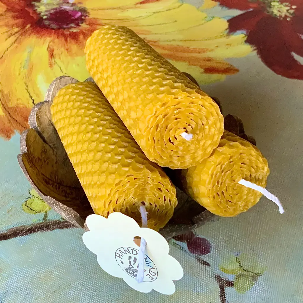 Lumânare cilindrică din ceară naturală de albine, model fagure, 10x3 cm