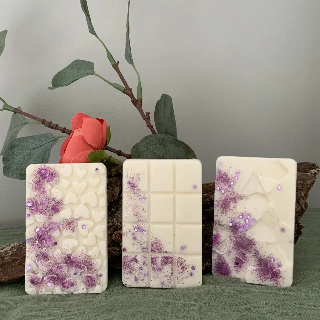 Trei Mărțișoare tablete soia WaxMelts parfum floral sclipici mov pudrat