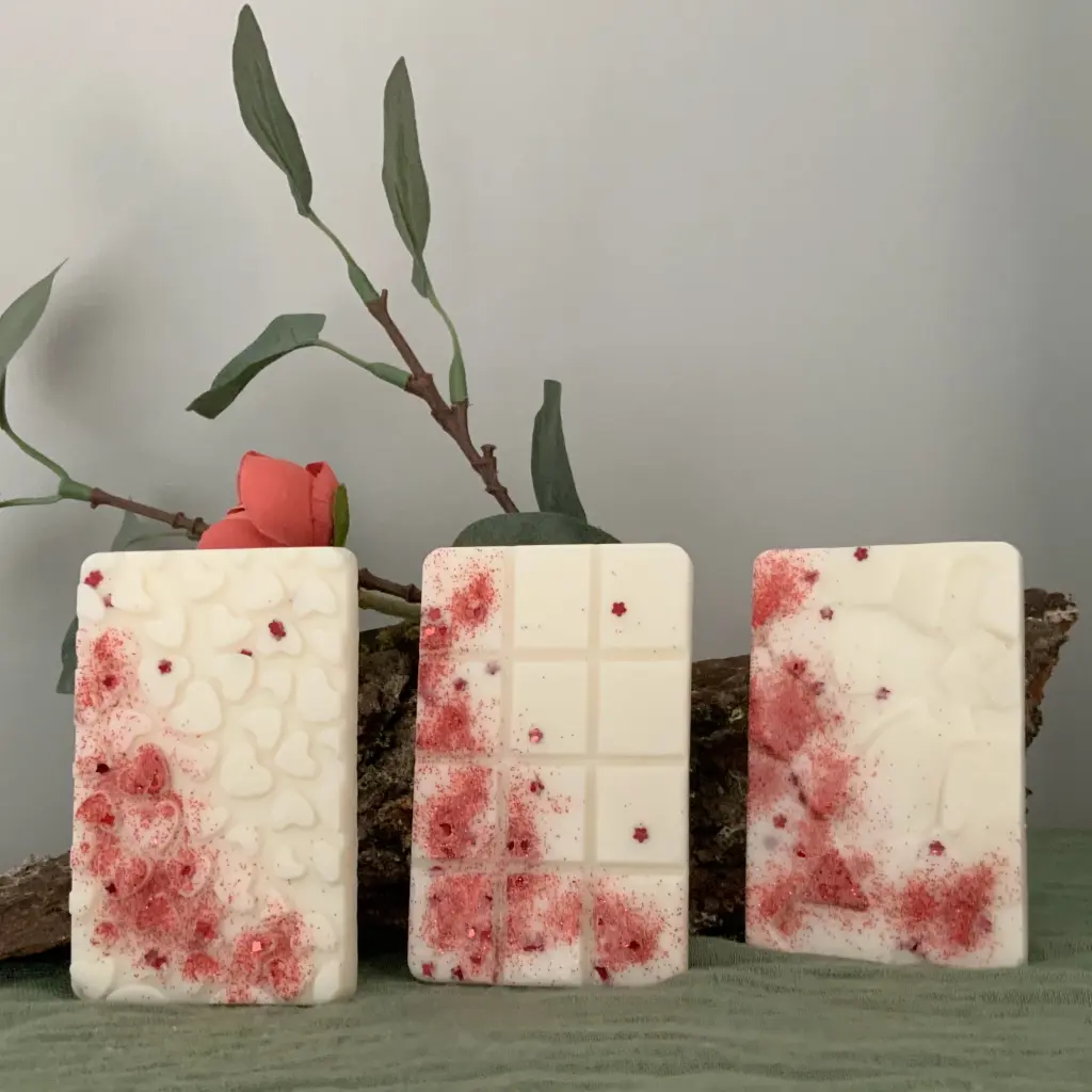 Trei Mărțișoare tablete soia WaxMelts parfum floral sclipici roșu pudrat