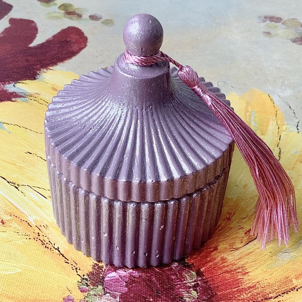 Lumânare bombonieră ceramică mov sidefat ceară naturală soia parfum lavandă Mărțișor