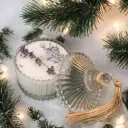 Lumânare Crăciun bombonieră cu capac deschis, pentru a explora parfumul subtil de lavandă și designul elegant