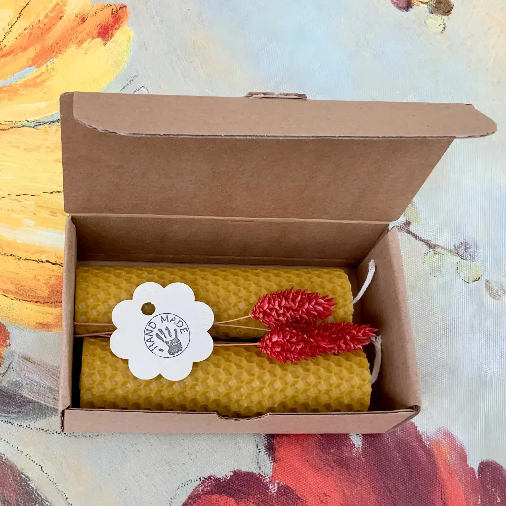 Set de două lumânări cilindrice din ceară naturală de albine, model fagure, dimensiuni 8x3 cm, ambalate în cutie eco-friendly