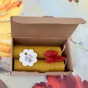 Set de două lumânări cilindrice din ceară naturală de albine, model fagure, dimensiuni 8x3 cm, ambalate în cutie eco-friendly