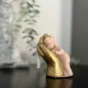 Lumânare decorativă din ceară naturală, model Mângâiere bej auriu