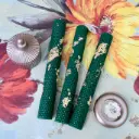 Set de trei lumânări din ceară de albine, model fagure, verde intens, decorate cu foiță aurie, cu suporți și bombonieră