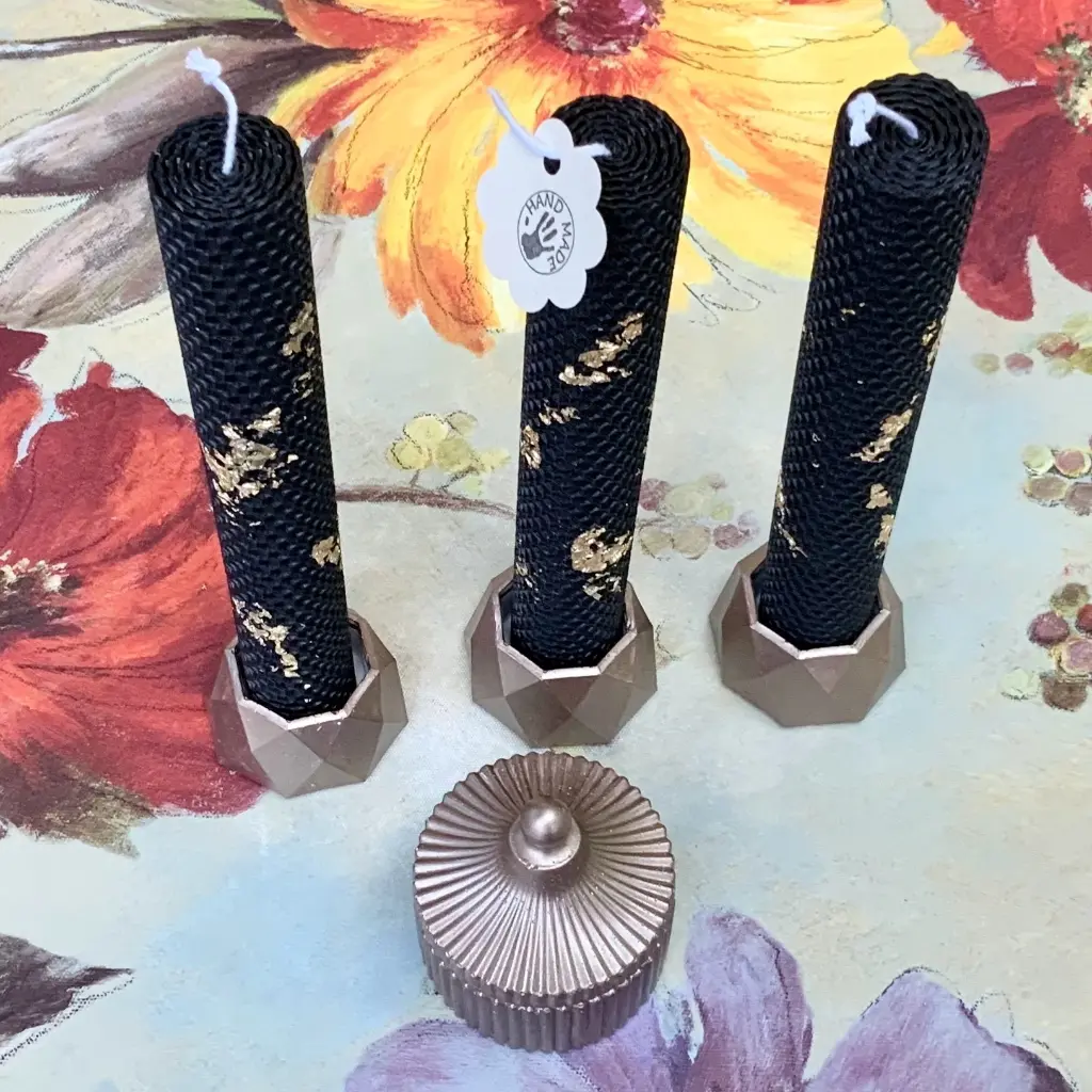 Set de trei lumânări din ceară de albine, model fagure, negru, mari, decorate cu foiță aurie, alături de o bombonieră auri