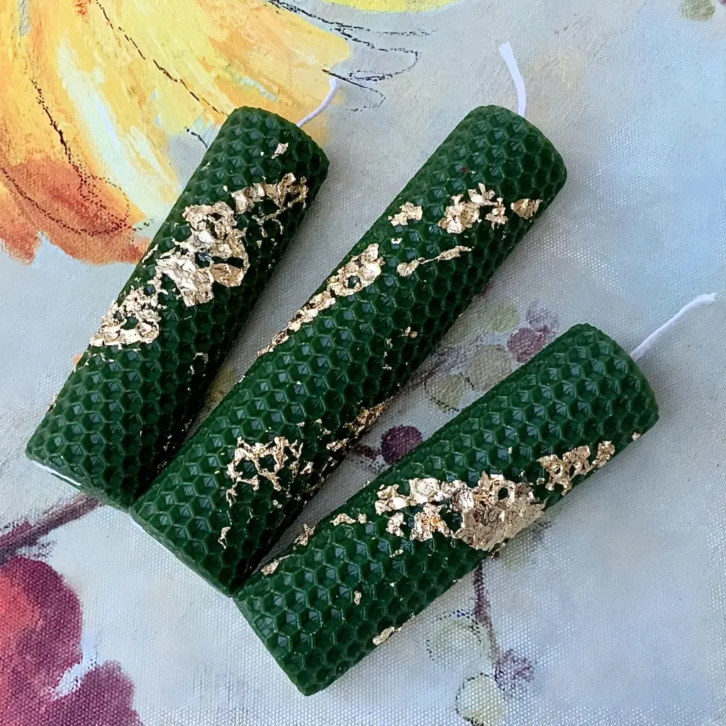 Set de trei lumânări ceară albine fagure verde ocru foiță aurie mici