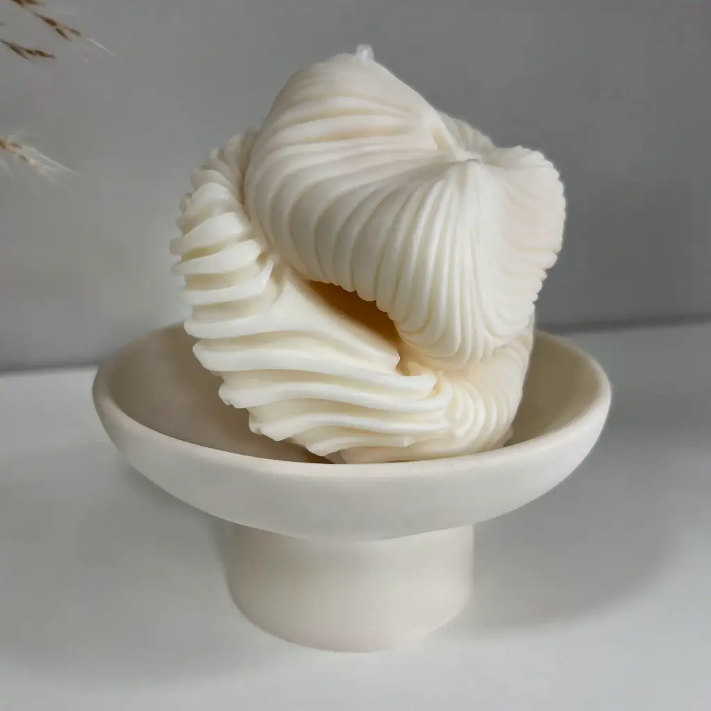Bol decorativ alb din Jesmonite, cu lumânare handmade din ceară de soia, perfect pentru decor elegant și ecologic