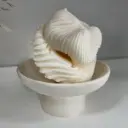 Bol decorativ alb din Jesmonite, cu lumânare handmade din ceară de soia, perfect pentru decor elegant și ecologic