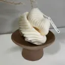 Bol decorativ maro din Jesmonite, cu lumânare handmade din ceară de soia, perfect pentru decor elegant și ecologic