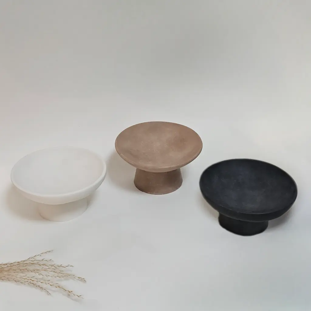 Set de boluri decorative din Jesmonite, disponibile în trei culori, ideale pentru un decor modern și personalizat