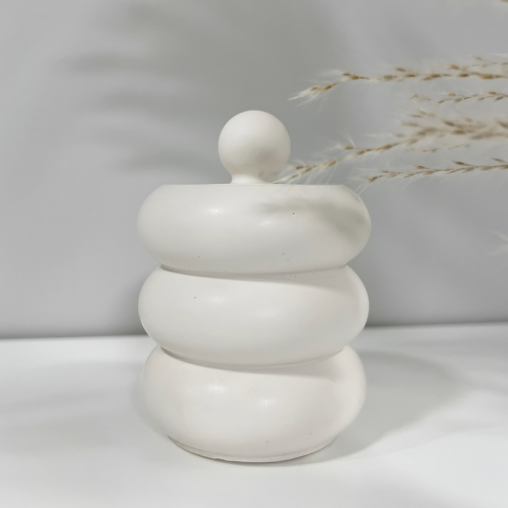 Recipient decorativ sustenabil din Jesmonite alb, perfect pentru lumânări parfumate