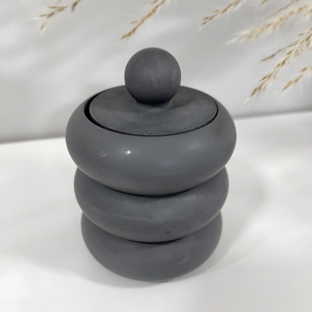 Recipient decorativ sustenabil din Jesmonite gri, perfect pentru lumânări parfumate